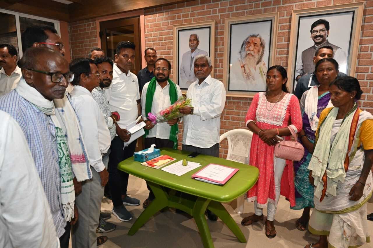 डीवीसी के विस्थापितों ने सीएम को सौंपा ज्ञापन