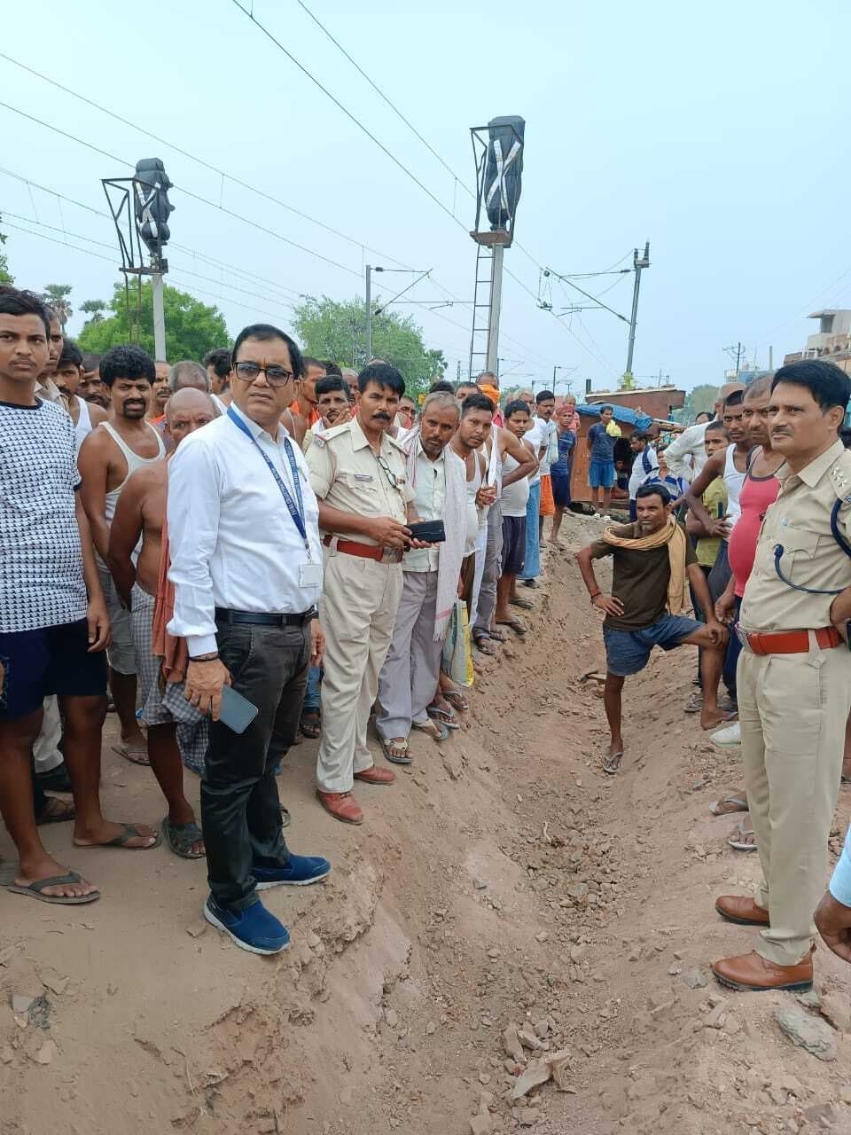 अवैध रेलवे फाटक बंद करने पर आक्रोशित ग्रामीणों ने किया हंगामा