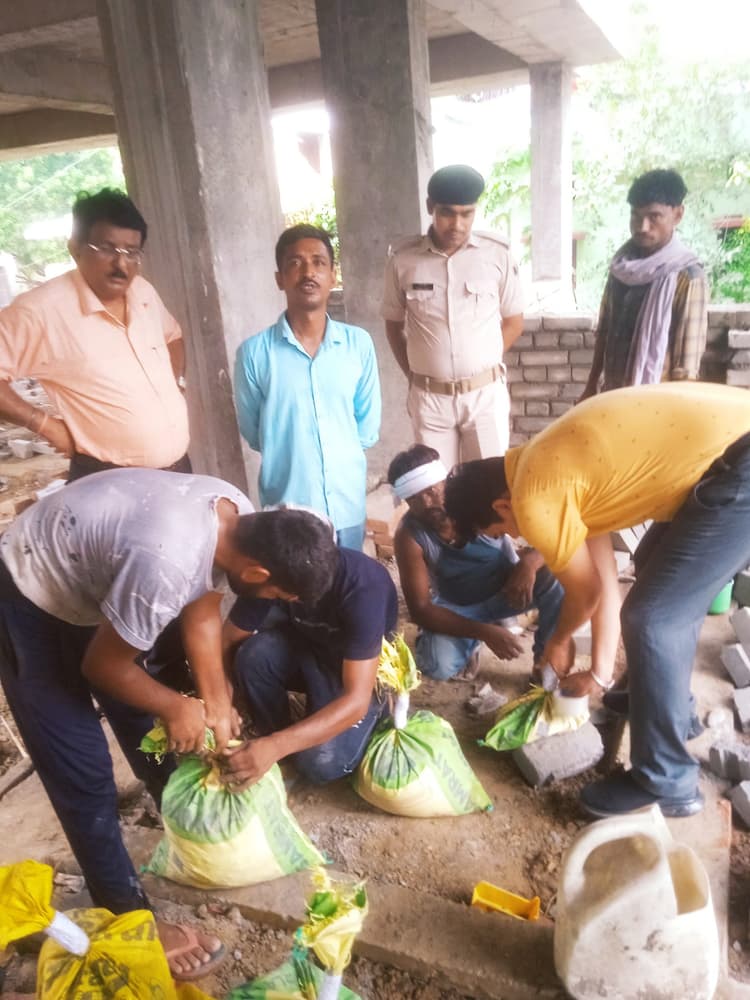 गौरीचक थाना भवन में घटिया निर्माण सामग्री की शिकायत पर जांच करने पहुंची टीम, लिया नमूना