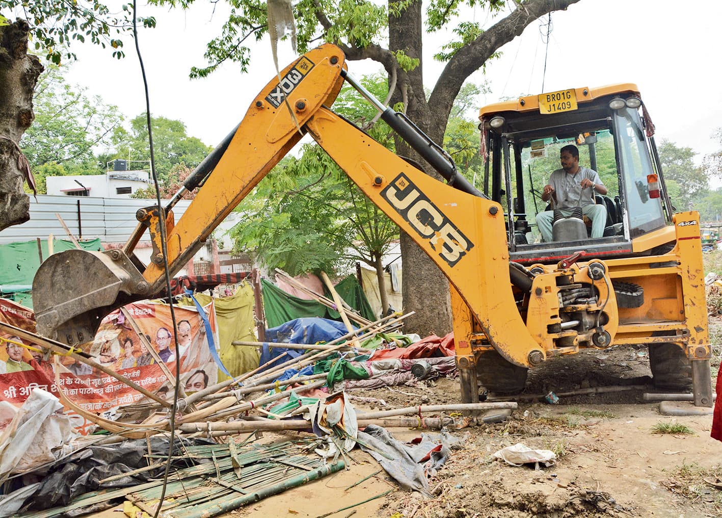 पटेल गोलंबर से हज भवन तक सर्पेंटाइन नाले के किनारे से हटा अतिक्रमण