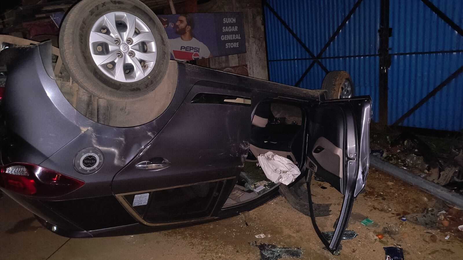 अनियंत्रित कार पलटी, बाल-बाल बचा पुलिसकर्मी