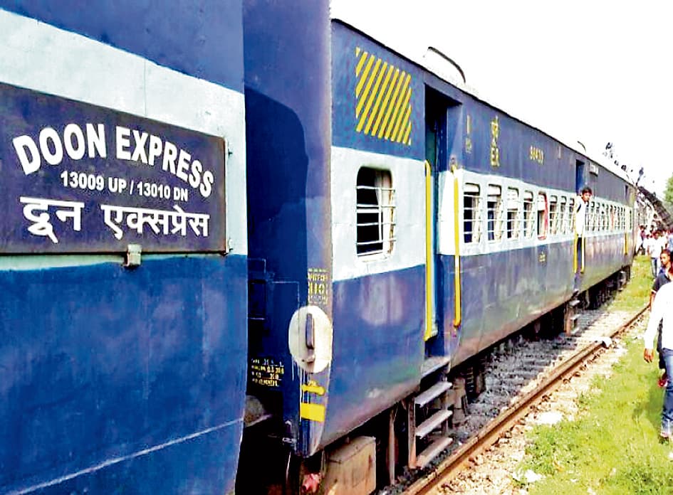 दून एक्स में सीट पर बैठने को लेकर दादागीरी, यात्रियों से की मारपीट