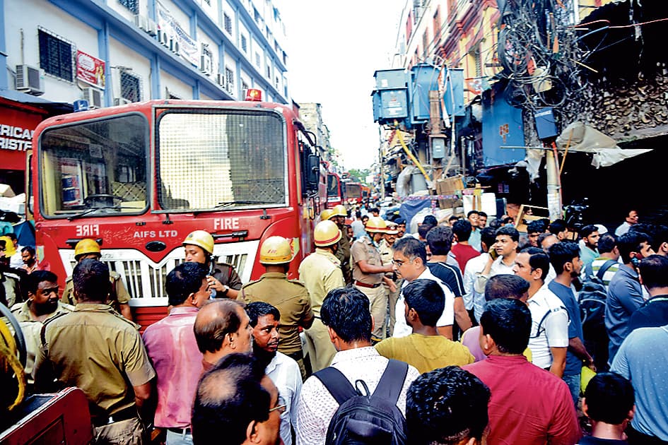 बड़ाबाजार : मेहता बिल्डिंग के एक गोदाम में भीषण आग, 10 दमकल इंजन पहुंचे