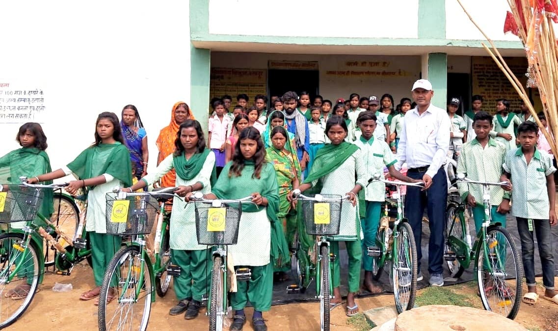 सिजुवा में विद्यार्थियों के बीच साइकिल वितरण