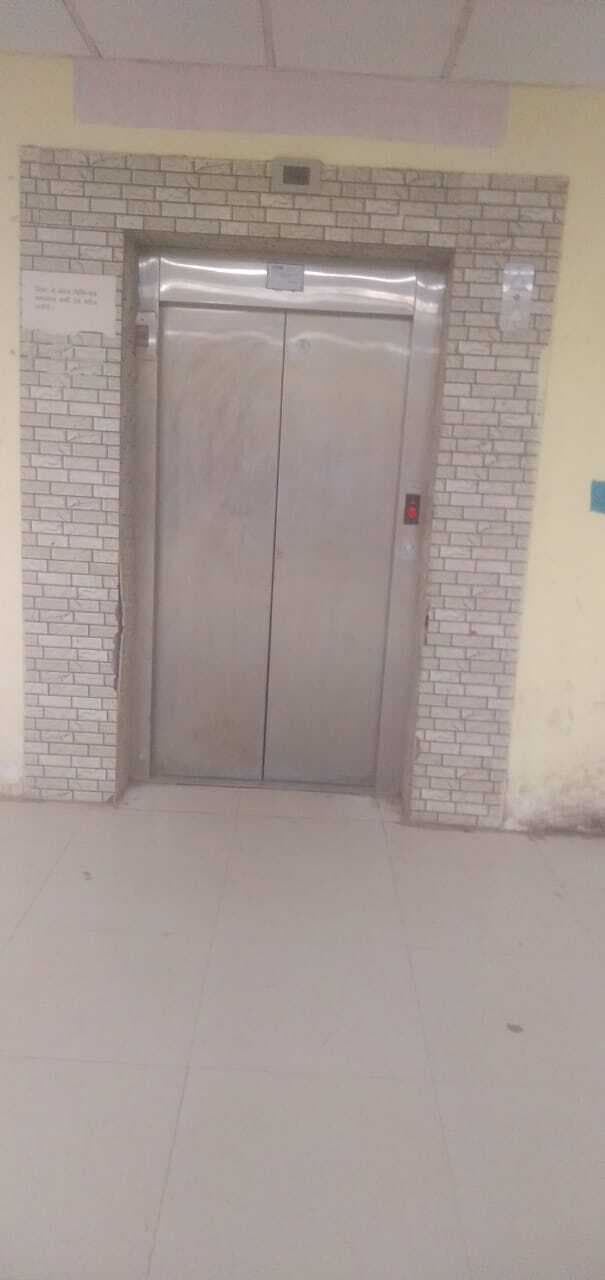 देर रात एएनएमएमसीएच के लिफ्ट में दो घंटे फंसे रहे मरीजों के परिजन