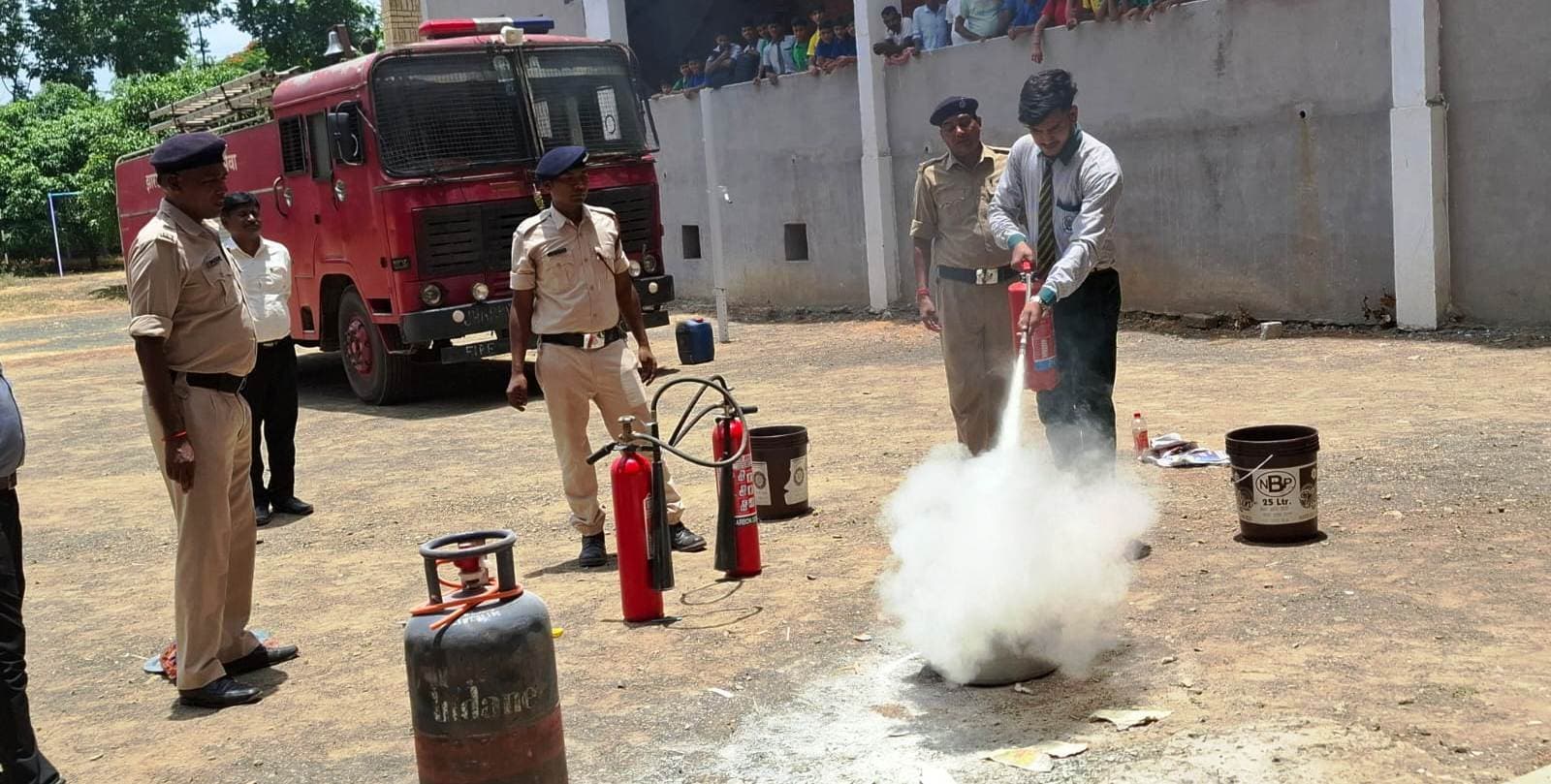 अग्निशमन कर्मियों ने स्कूली बच्चों को सिखाए आग पर काबू पाने के गुर