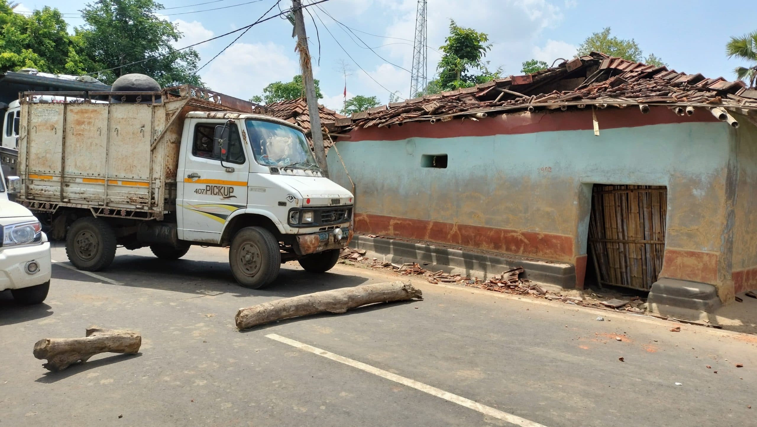 हाइवा के धक्के से दो घर समेत बिजली पोल क्षतिग्रस्त, ग्रामीणों ने किया सड़क जाम