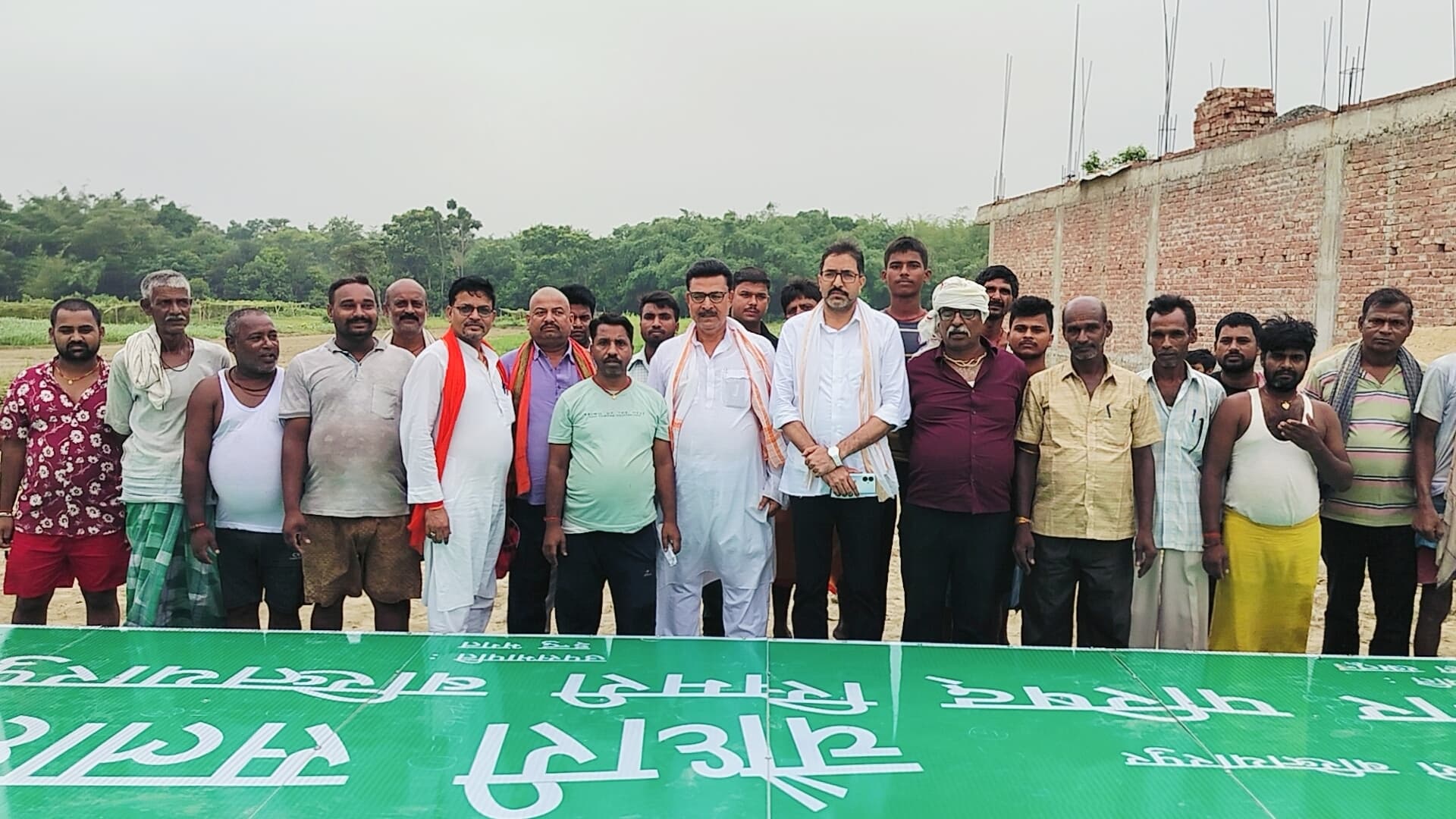 प्रवेश द्वार पर लिखे नाम पर विरोध, नहीं दिया लगाने