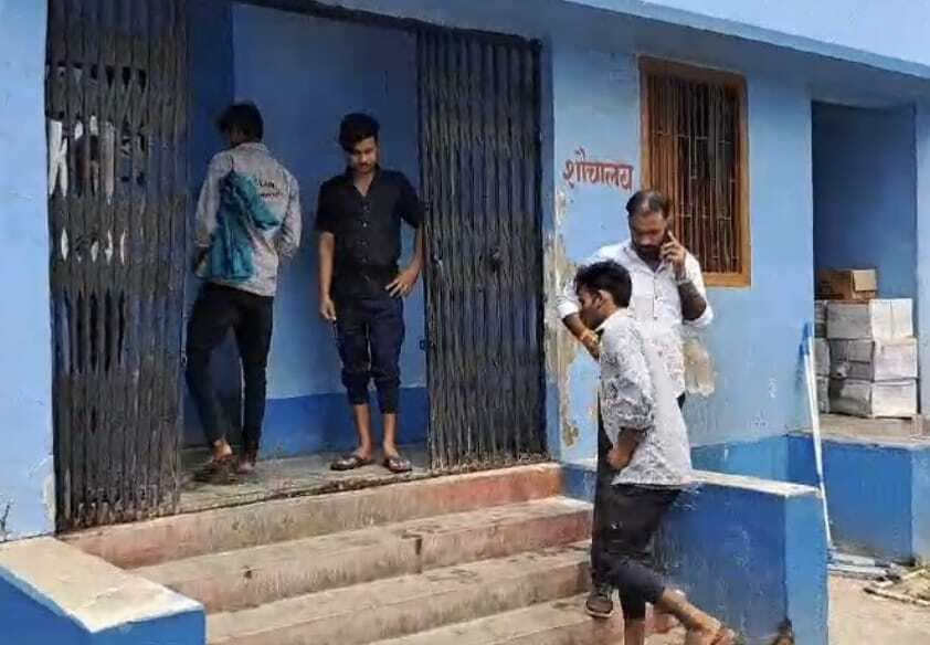 महिला वार्ड के पीछे बने शौचालय में मिला नवजात का शव, मची अफरा-तफरी