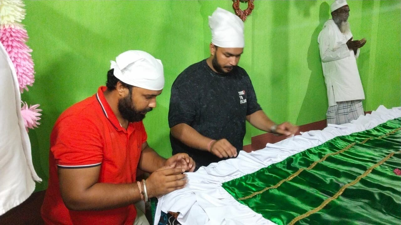 तथागत की चादरपोशी से शुरू हुआ उर्स मेला