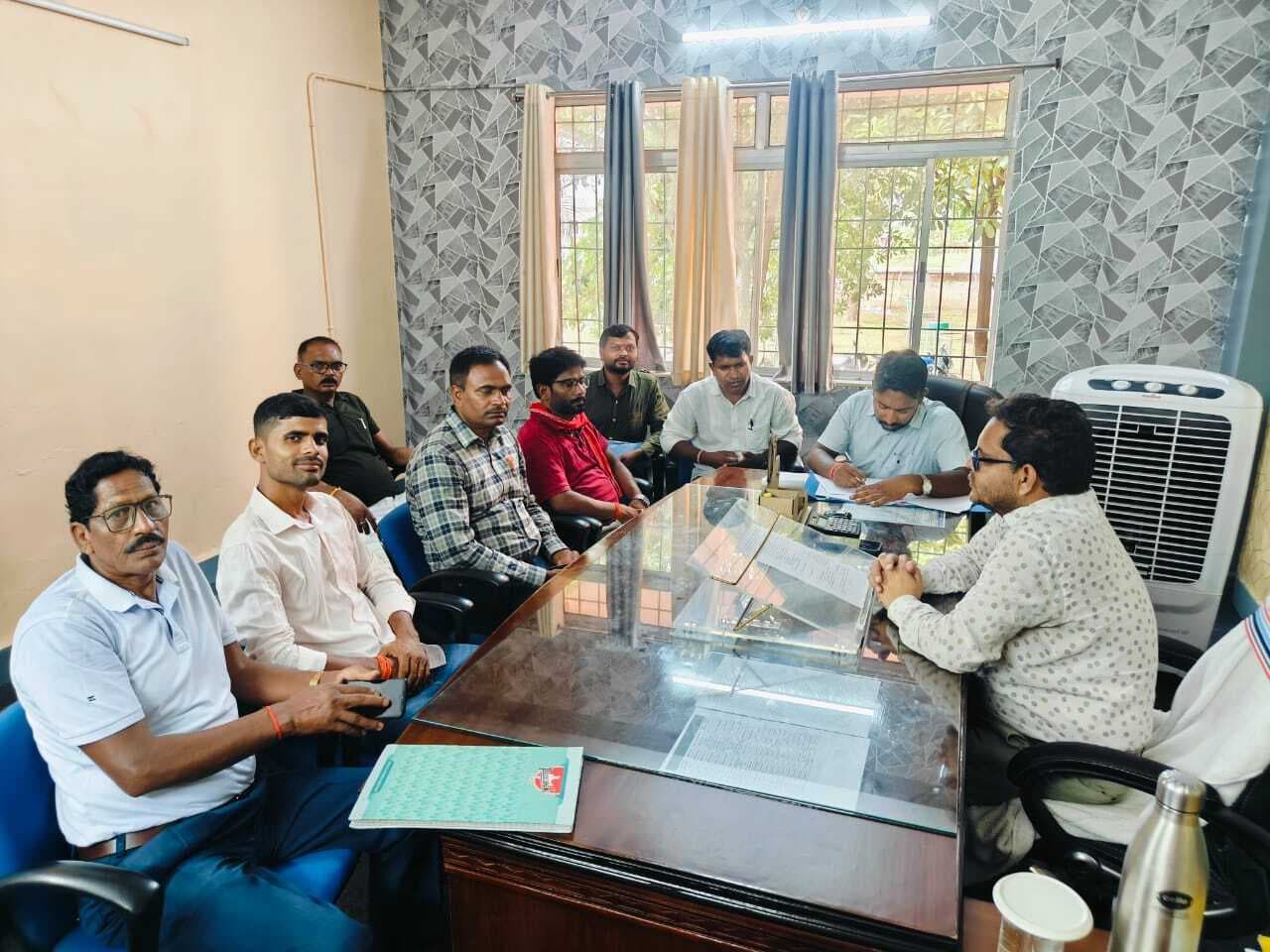 सर्वसम्मति से कई मतदान केंद्र बदलने का प्रस्ताव पारित