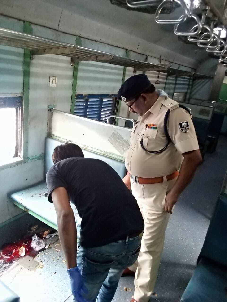 ट्रेन में घुस कर अपराधियों ने गोली मारकर की हत्या