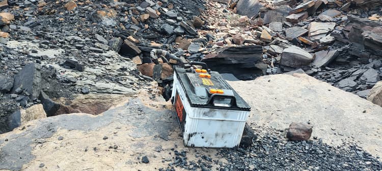 चोरों ने शॉवेल मशीन से केबल काटा, दिनदहाड़े बैट्री भी चुरायी