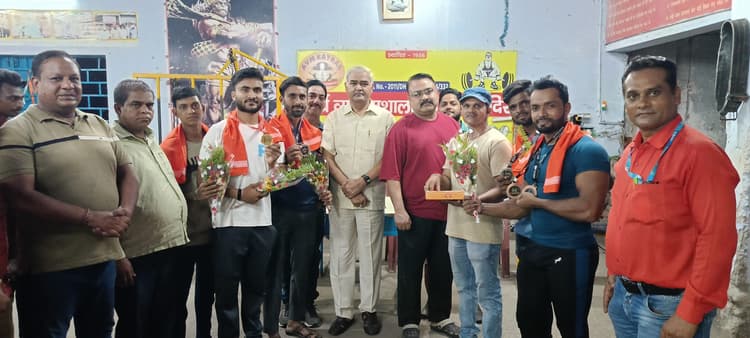 मेडल लेने वाले खिलाड़ियों को किया गया सम्मानित