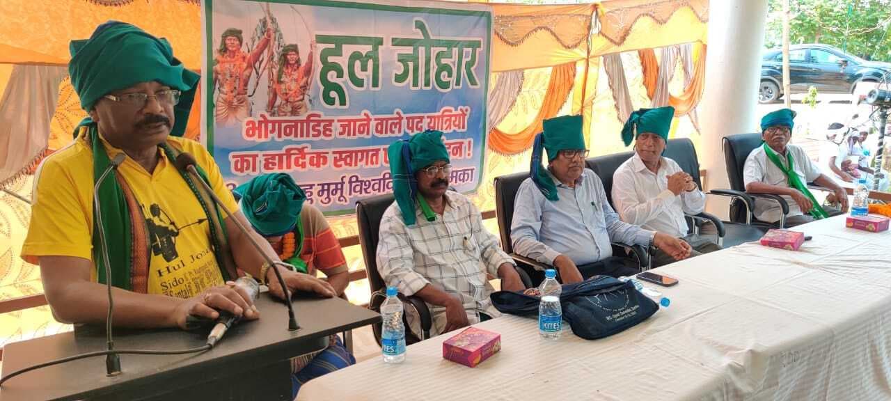 हूल दिवस: दुमका से भोगनाडीह तक की पदयात्रा पर निकले लोग