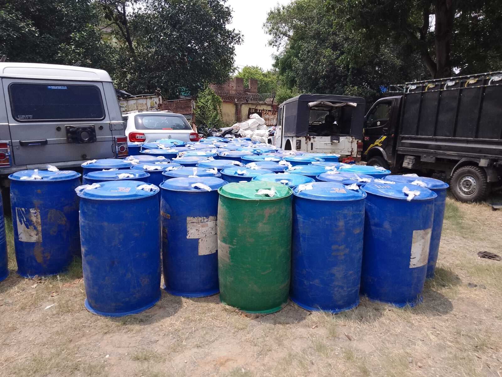 बिंदापाथर के भेलाडंगाल में उत्पाद विभाग ने छापेमारी कर शराब बनाने वाला 10,310 लीटर स्प्रिट किया जब्त