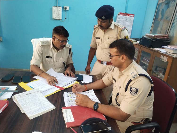 एसडीपीओ ने की सदर थाने में कांडों की समीक्षा, निर्धारित समय में कांडों के निष्पादन का दिया निर्देश