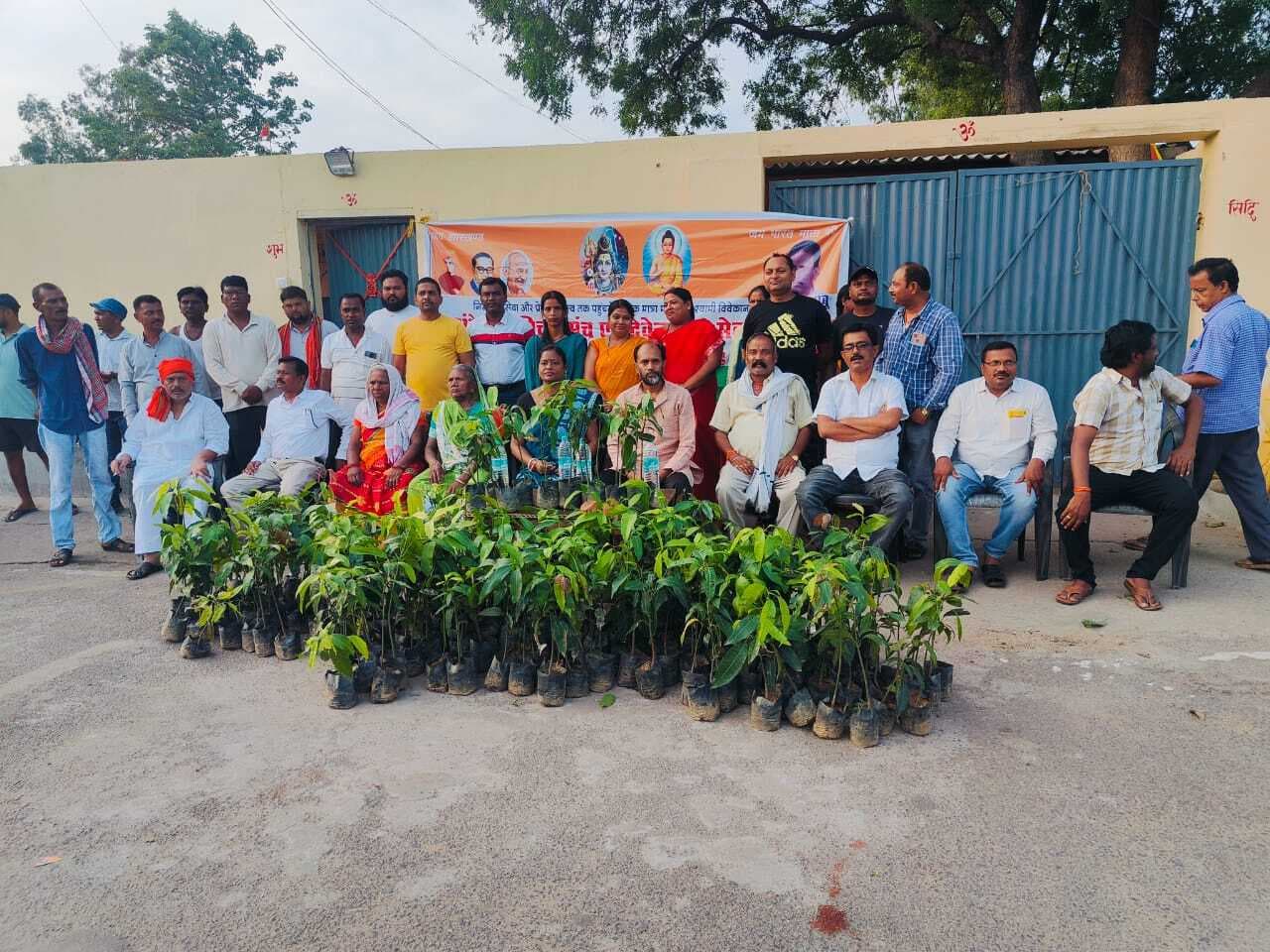 300 पौधों का किया नि:शुल्क वितरण