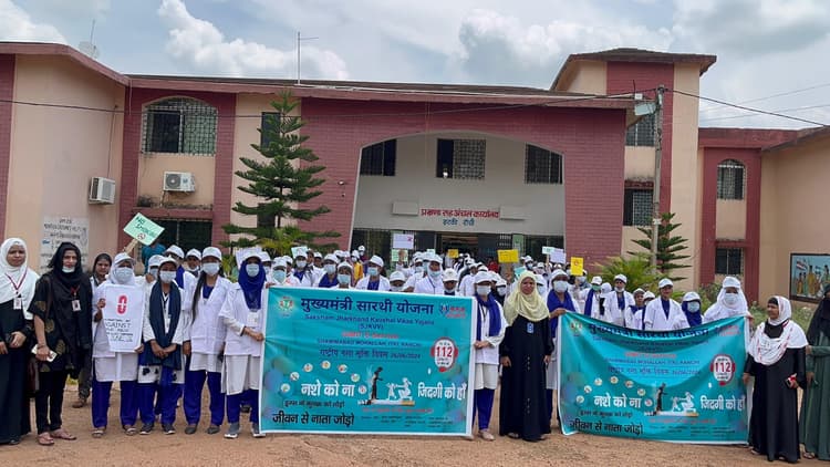 नशा मुक्ति को लेकर छात्राओं ने निकाली जागरूकता रैली