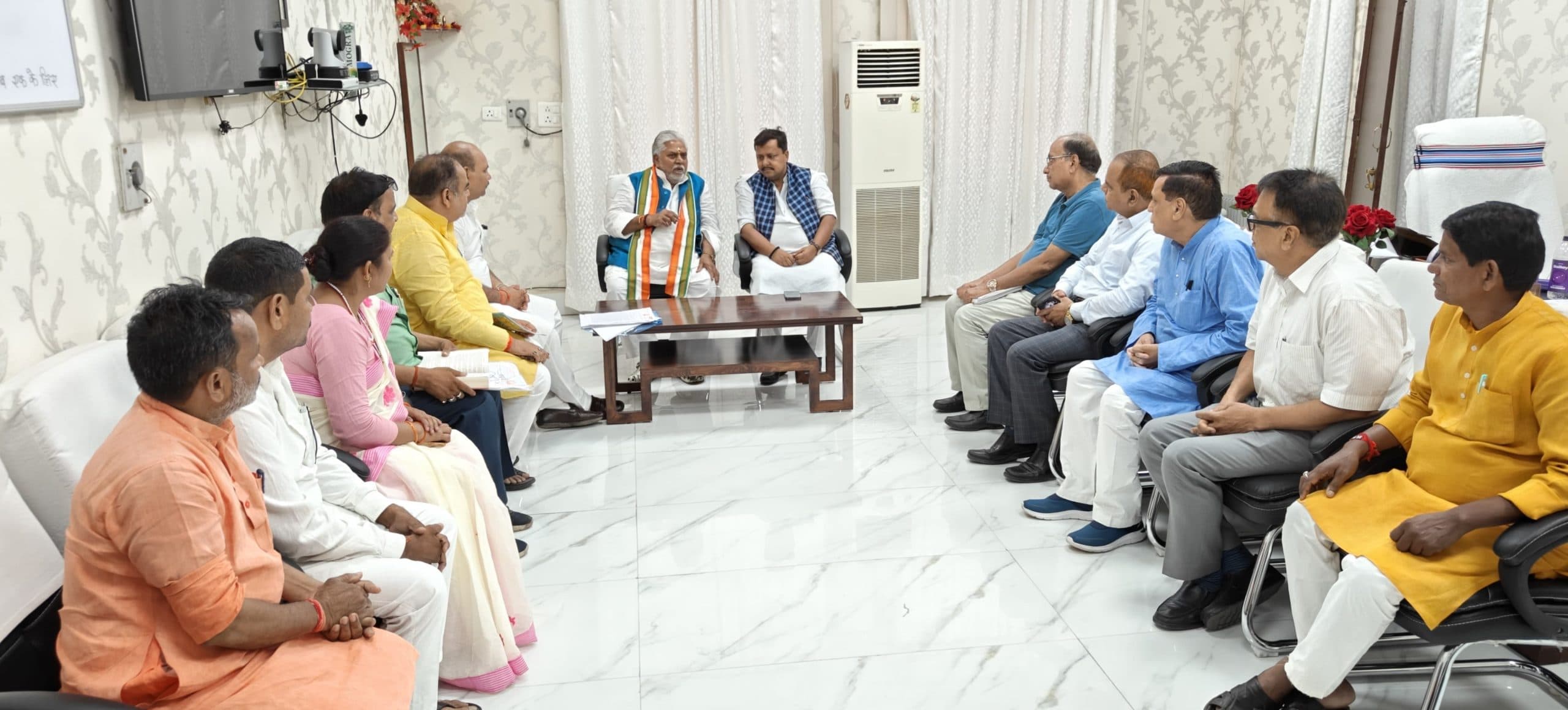 भवन करों में एक मुश्त वृद्धि पर नगर विकास मंत्री ने उठाये सवाल