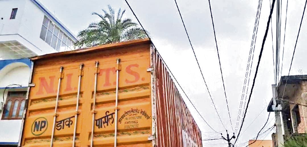 करेंट प्रवाहित हाई टेंशन तार की चपेट में आने से ट्रक का चालक एवं खलासी झुलसा