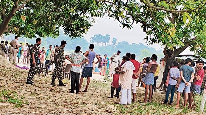 साड़ी के फंदे में पेड़ से लटका मिला प्रेमी जोड़े का शव, क्षेत्र में फैली सनसनी