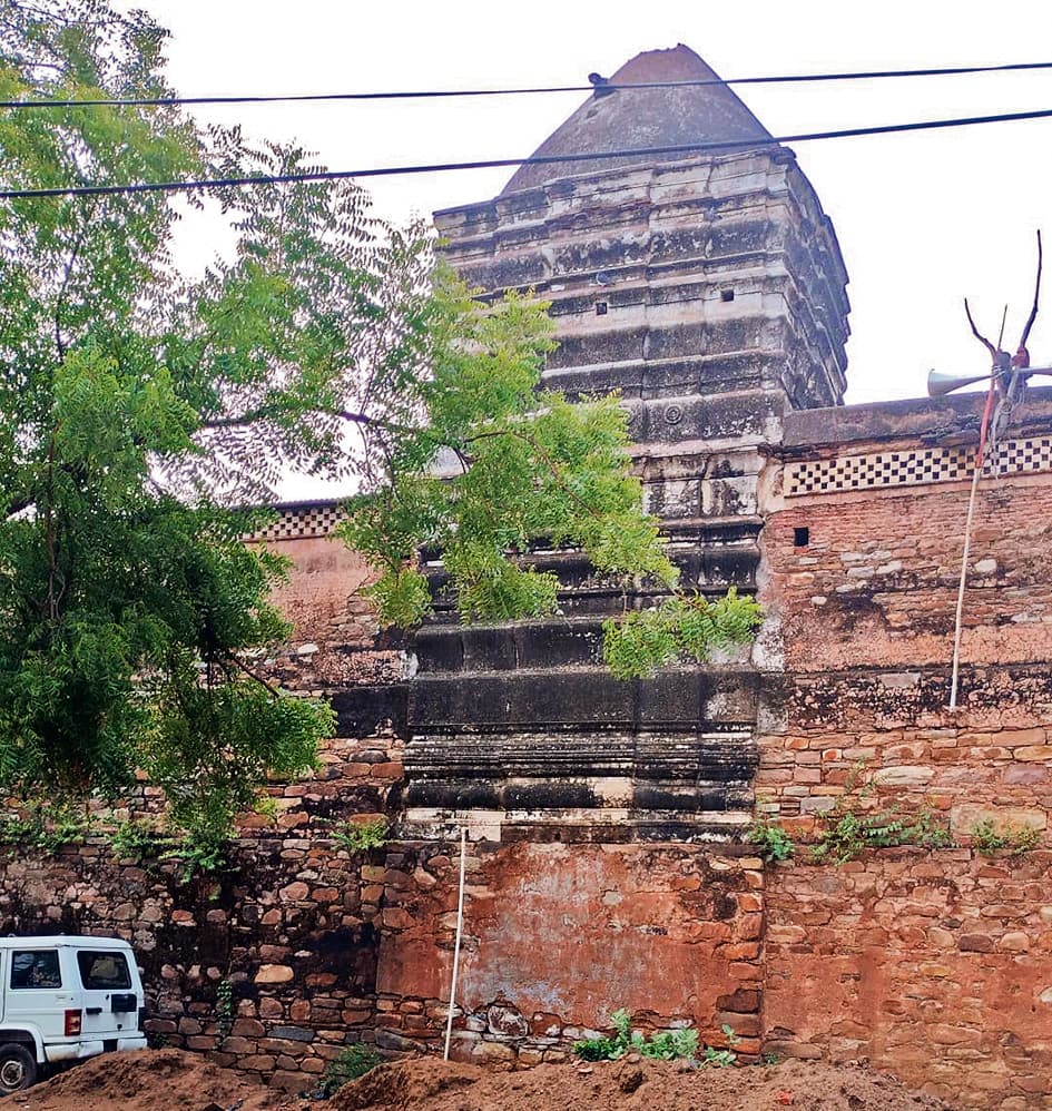 तिलौथू में ठनका गिरने से मंदिर व मस्जिद का गुंबद टूटा