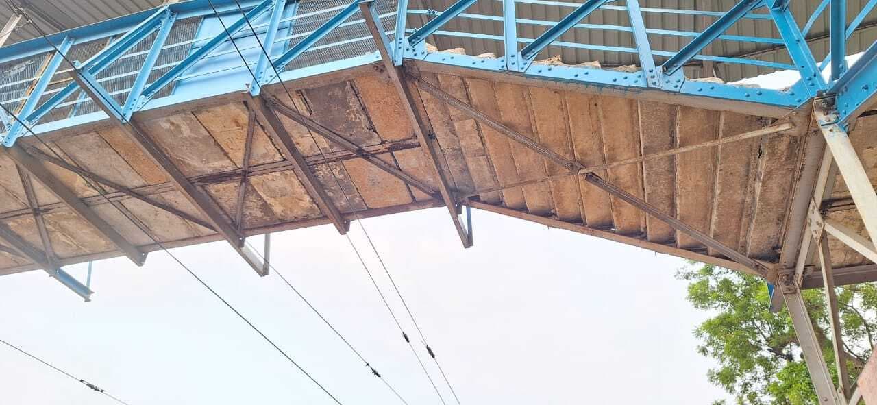 जर्जर फुट ओवरब्रिज से हादसे की आशंका