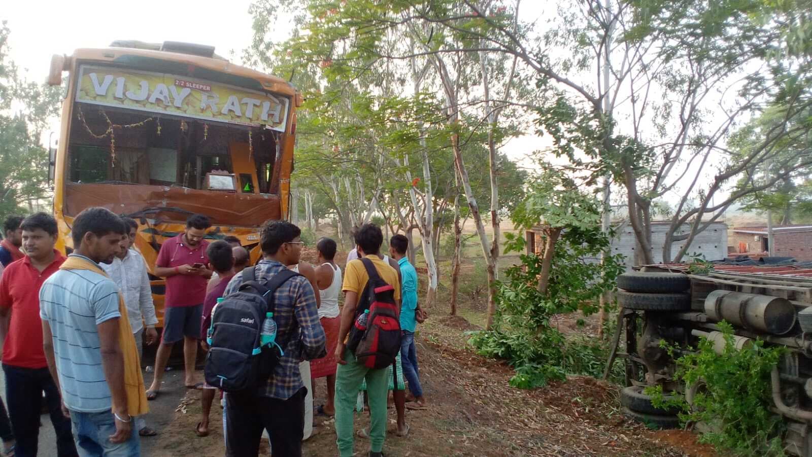 सड़क हादसे में बस पर सवार 30 से अधिक लोग घायल