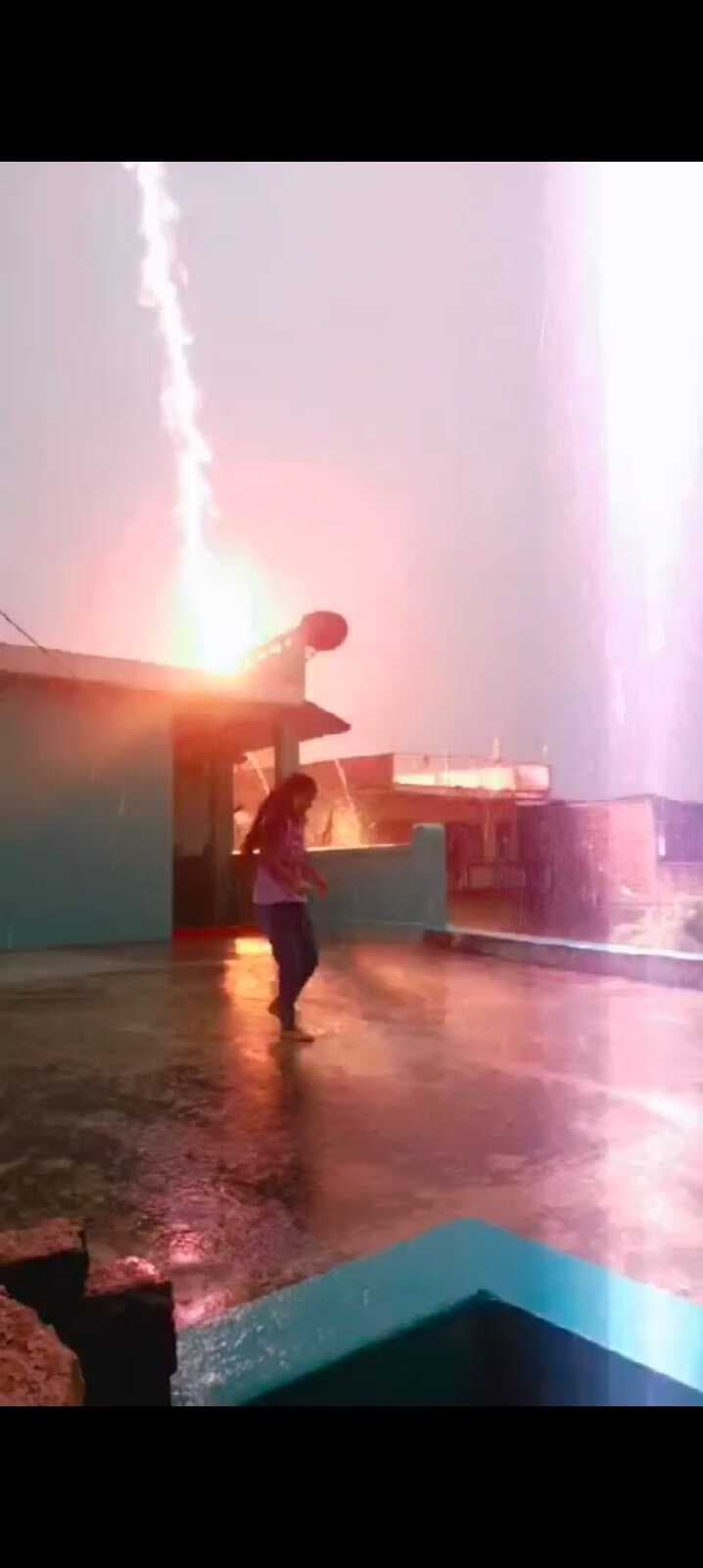 रील बना रही थी, पास में गिरी आकाशीय बिजली