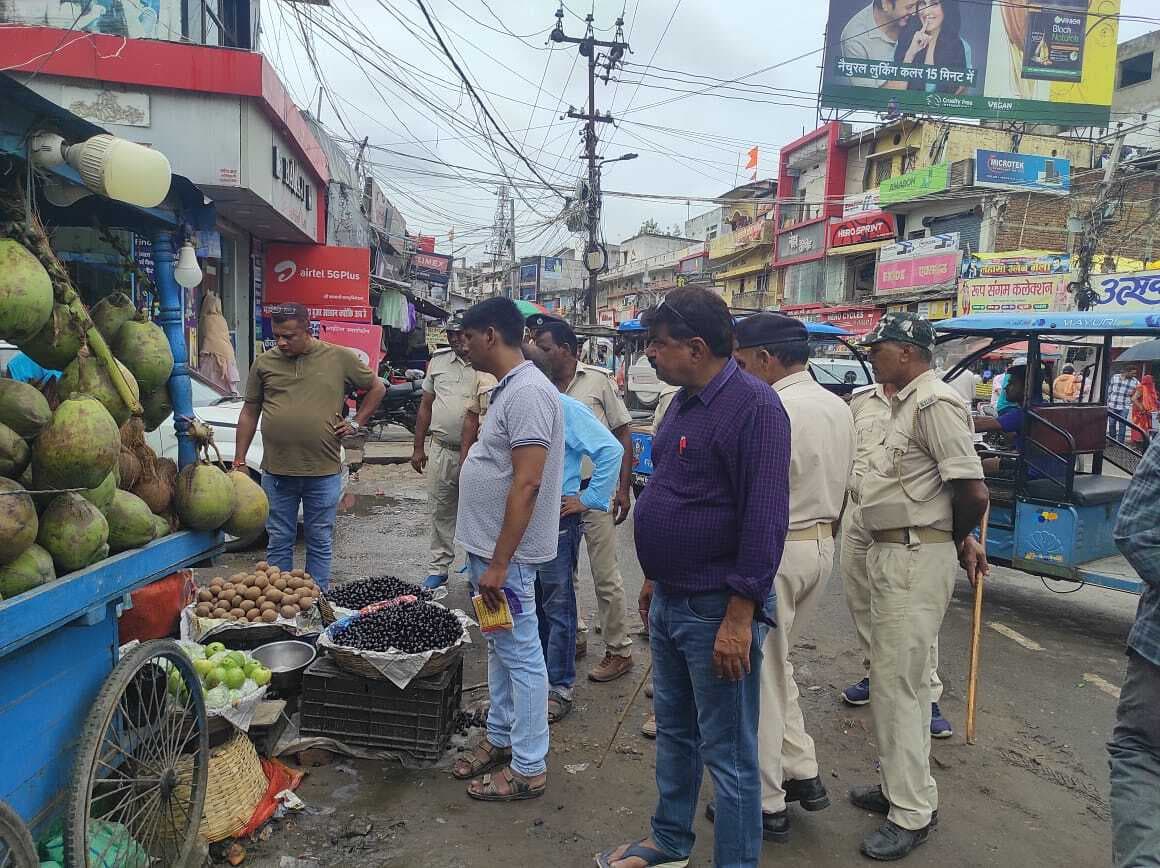 अतिक्रमणकारियों से निगम की टीम ने वसूला जुर्माना