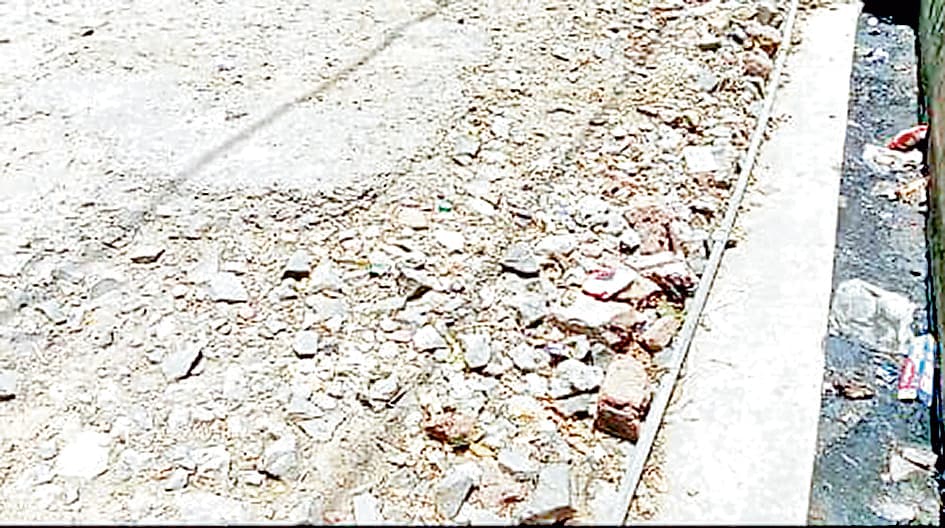 गिरजापाड़ा के चांद मोहल्ला इलाके में सड़क की हालत बदहाल, पैदल चलना भी दूभर