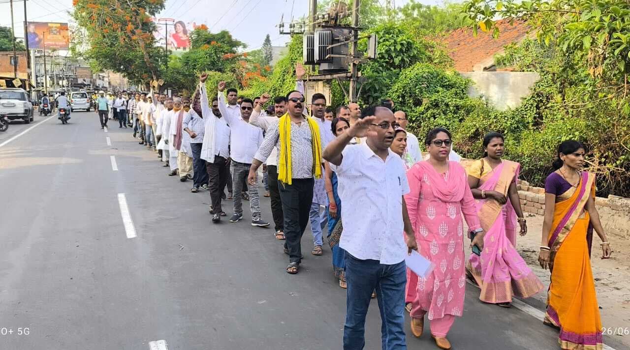 झारखंड सहायक अध्यापक संघर्ष मोर्चा ने निकाला जुलूस, मंत्री प्रतिनिधि को सौंपा ज्ञापन