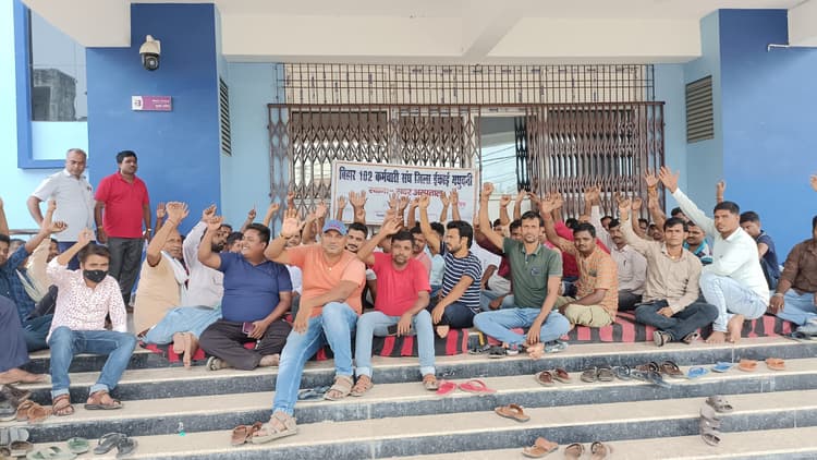 लंबित मांगें पूरा नहीं होने पर एंबुलेंस कर्मियों ने किया कार्य बहिष्कार