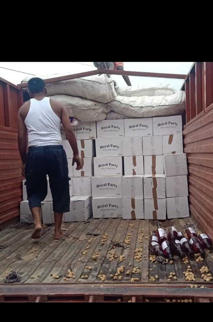 सोयाबीन लदे ट्रक में छिपाकर लायी जा रही 1836 लीटर विदेशी शराब बरामद