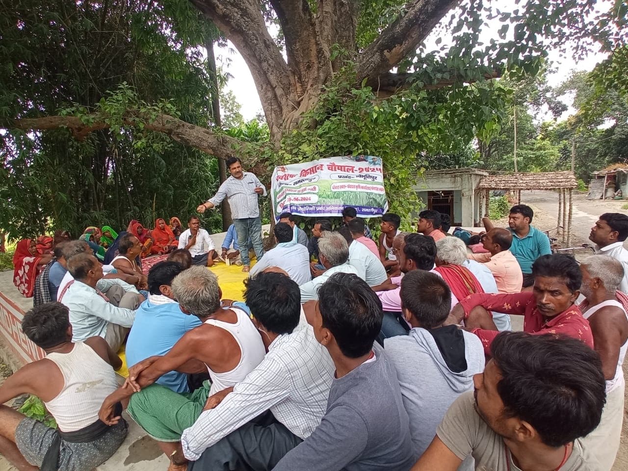 चौपाल में किसानों के बीच परंपरागत खेती पर हुई चर्चा