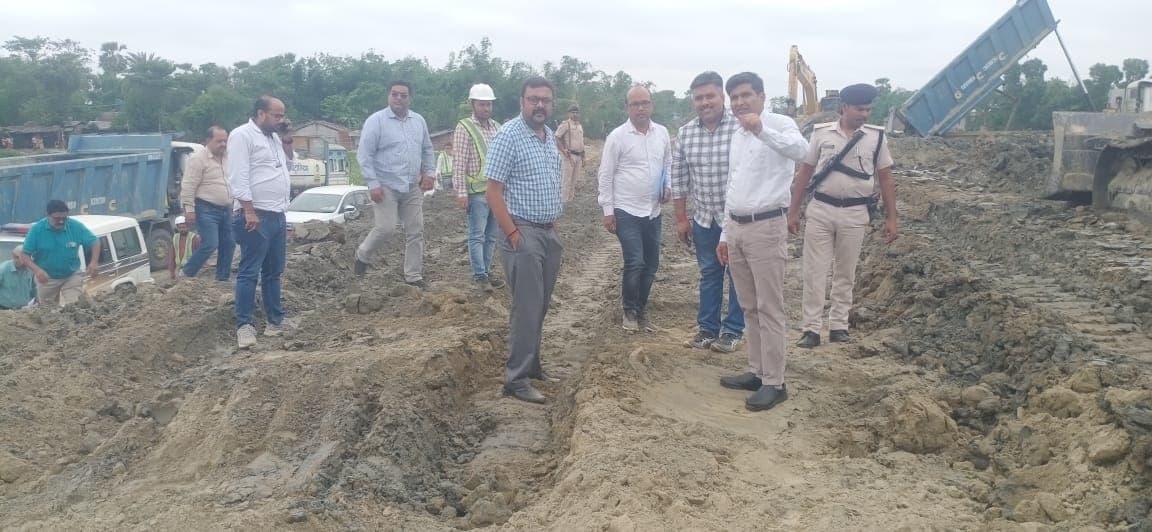 शिवनंदनपुर में बूढ़ी गंडक नदी की धारा को बांध से दूर बीच में ले जाएं : डीएम