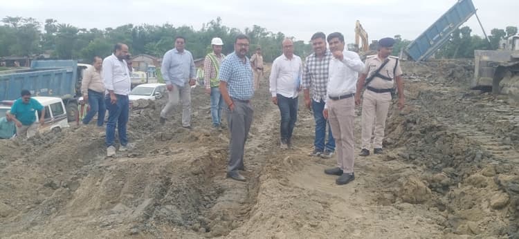 शिवनंदनपुर में बूढ़ी गंडक नदी की धारा को बांध से दूर बीच में ले जाएं : डीएम