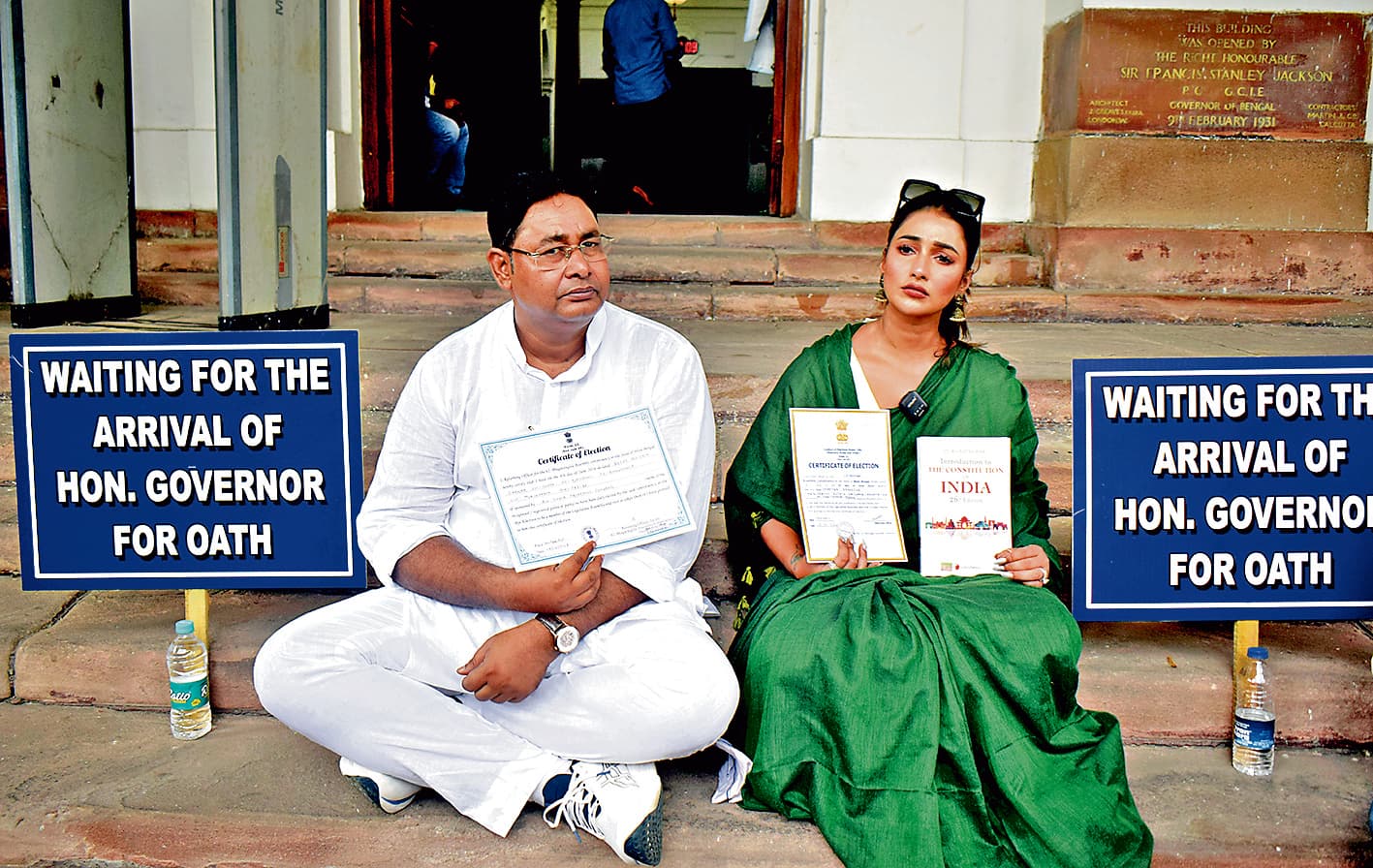 विस में शपथ ग्रहण का इंतजार करते रहे विधायक, राज्यपाल पहुंचे दिल्ली