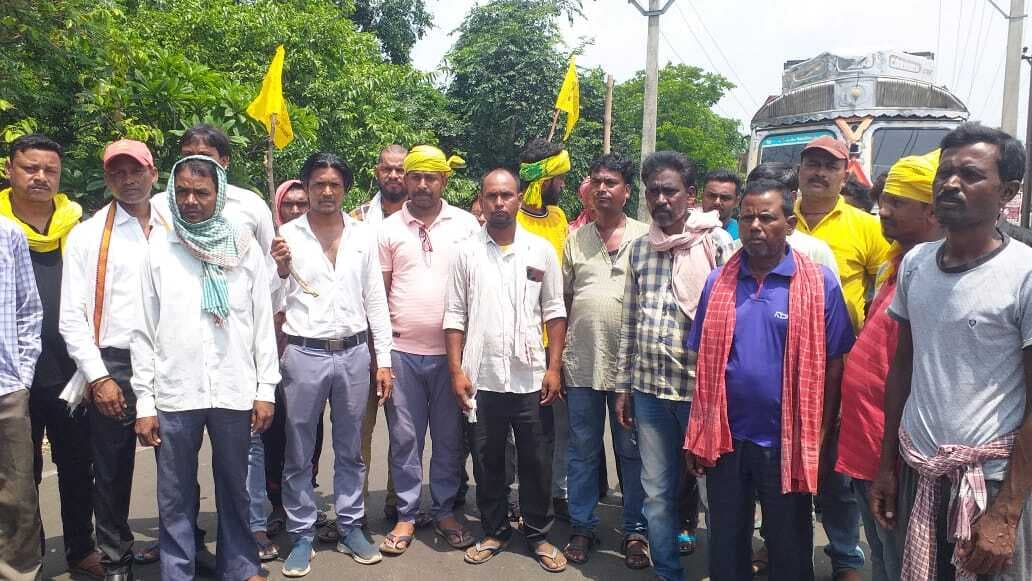 मुआवजा को लेकर ग्रामीणों ने किया रोड जाम