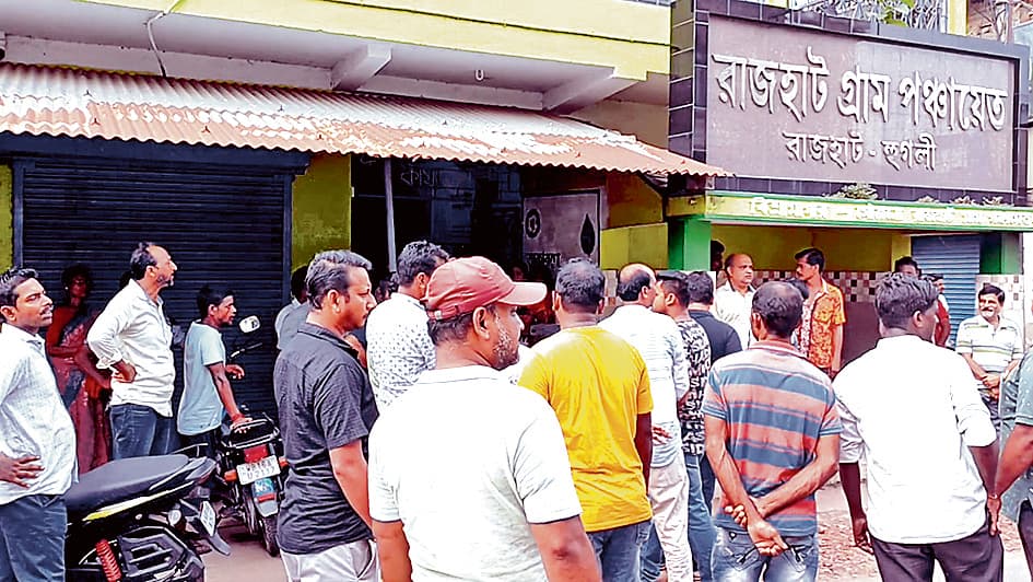 अपने ही प्रधान के खिलाफ तृणमूल नेताओं का प्रदर्शन