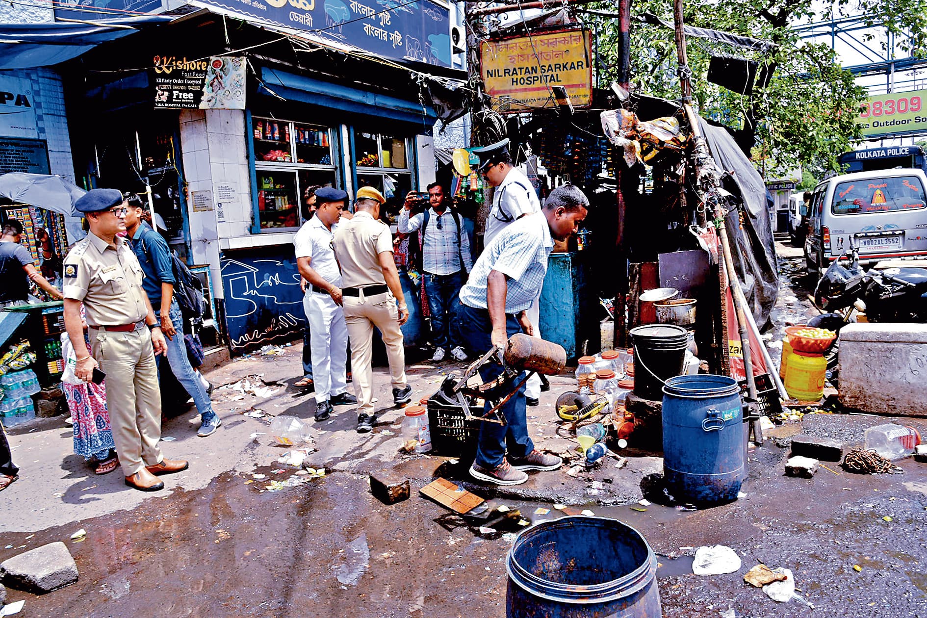 फुटपाथी अवैध हॉकरों के खिलाफ पुलिस का अभियान