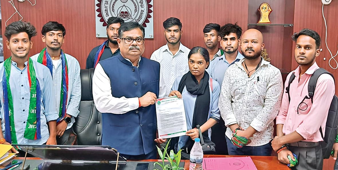 डीएसपीएमयू वीसी से मिले आजसू सदस्य