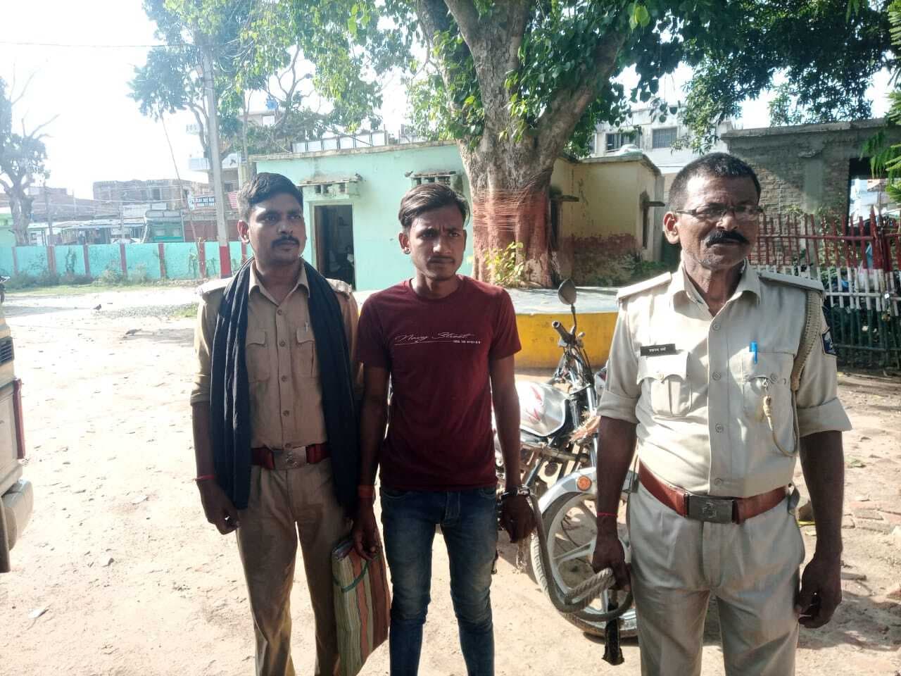 एक कार्टन कोडिनयुक्त कफ सिरप के साथ तस्कर गिरफ्तार