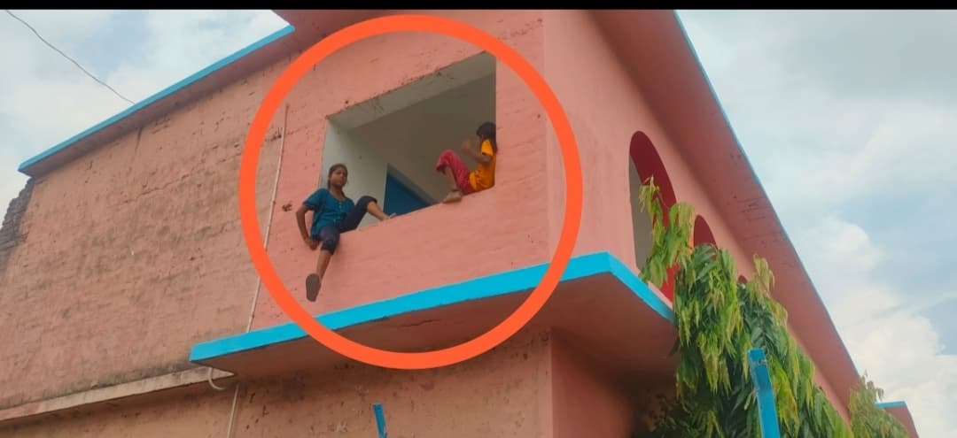 स्कूल के छज्जे पर खेलते हैं बच्चे, हो सकता है हादसा