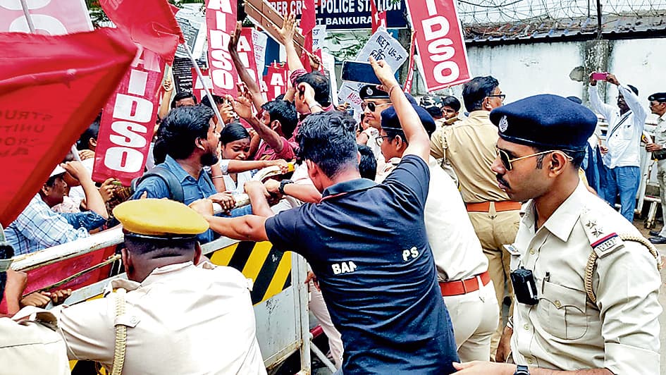 बांकुड़ा : एआइडीएसओ ने सौंपा डीएम को ज्ञापन