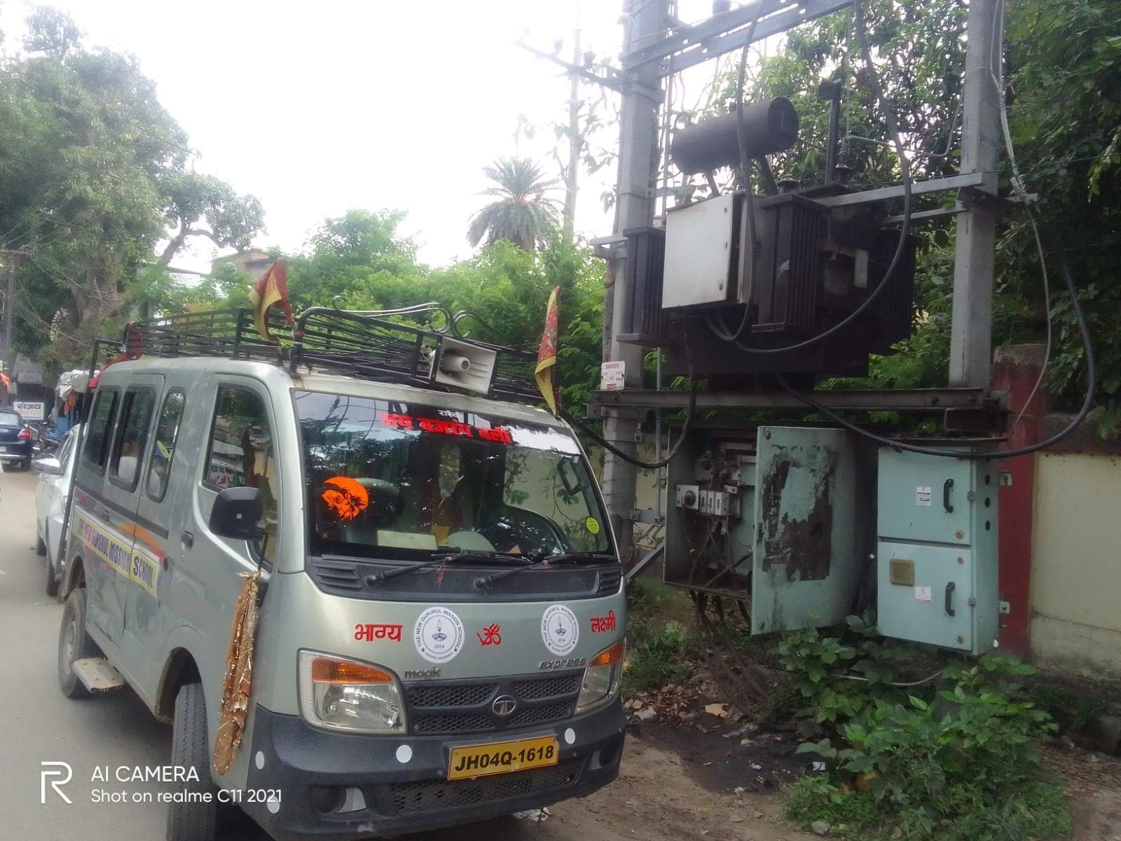 बिना आंधी-तूफान के दो जगहों पर टूट कर गिरे हाइवोल्टेज तार