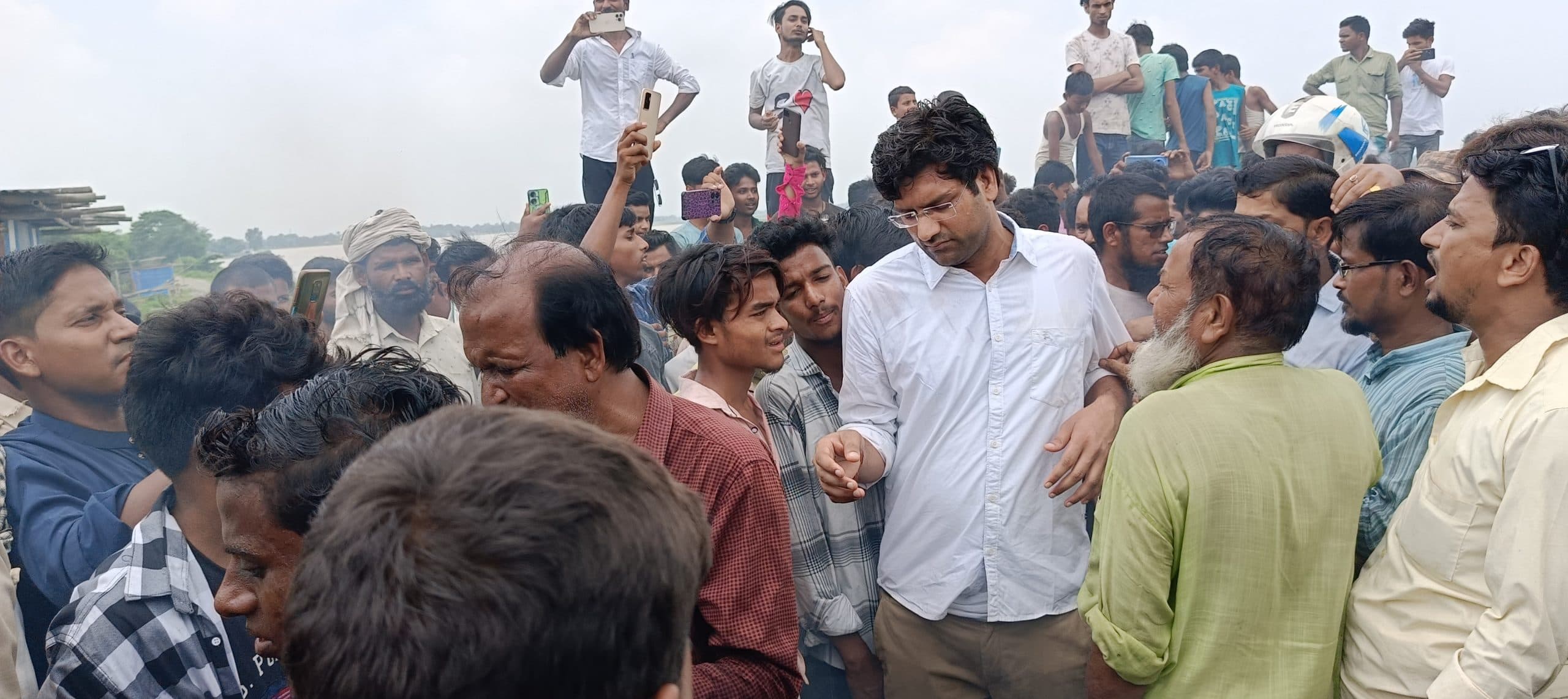 नदी कटाव से त्रस्त ग्रामीणों का फूूटा गुस्सा, बैसा पुल पर मुख्य सड़क को किया घंटों बाधित