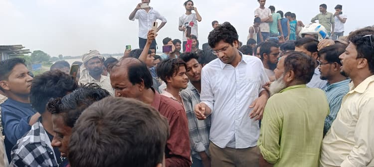 नदी कटाव से त्रस्त ग्रामीणों का फूूटा गुस्सा, बैसा पुल पर मुख्य सड़क को किया घंटों बाधित