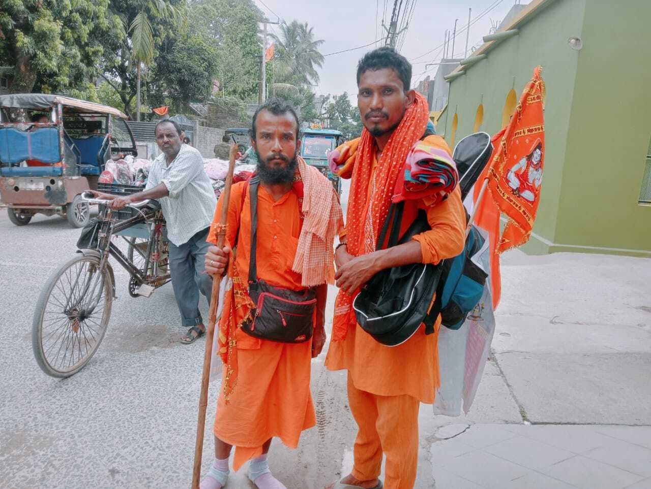 कूचबिहार से बाबा धाम और केदारनाथ के लिए पैदल यात्रा पर निकले दो शिव भक्त, पहुंचे किशनगंज